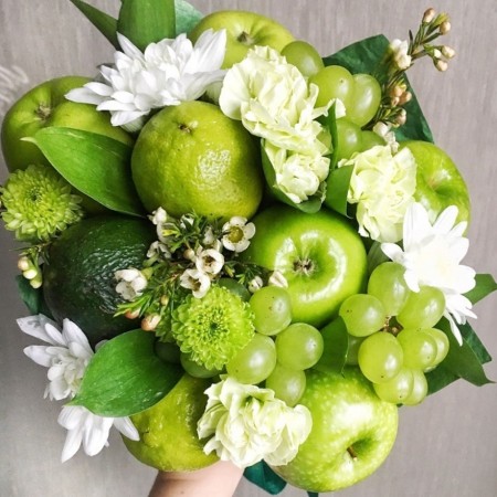 Букет из  зеленых яблок, авокадо, винограда и цветов